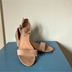 Steve Madden tan Heels.
